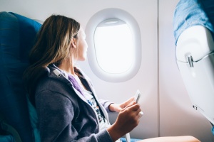 mujeres volando en un avión que viene con una visa aq 