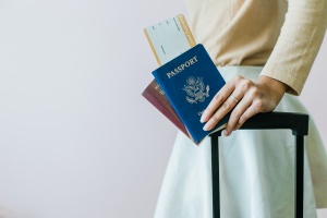 chica con pasaporte y Visa Q