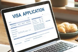 Formulario de solicitud de visa en la computadora portátil