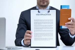 hombre con pasaporte para solicitud de visa y boleto de avión