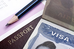Pasaporte y visa apilados juntos 