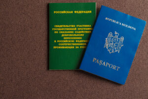 los pasaportes se sentaron juntos mientras el turista y el prometido completaban los formularios de visa