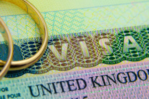 los anillos de boda de turista y prometido se sientan encima de la visa
