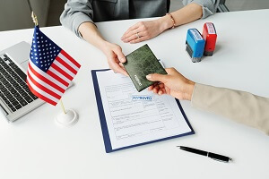 mujer irreconocible dando su pasaporte a un oficial consular para hacer una visa de viaje de EE. UU. después de que se apruebe su solicitud