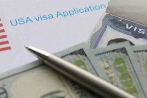 solicitud de visa estadounidense con dólares y bolígrafo