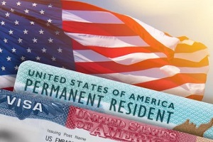 bandera estadounidense detrás de la tarjeta de residencia permanente y la visa
