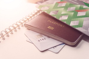visa y pasaporte aprobados estampados en una vista superior del documento en inmigración