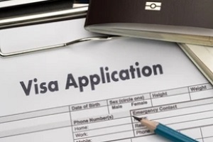 formulario de solicitud de visa en portapapeles con lápiz y visa