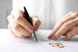 mujeres firmando un contrato de matrimonio